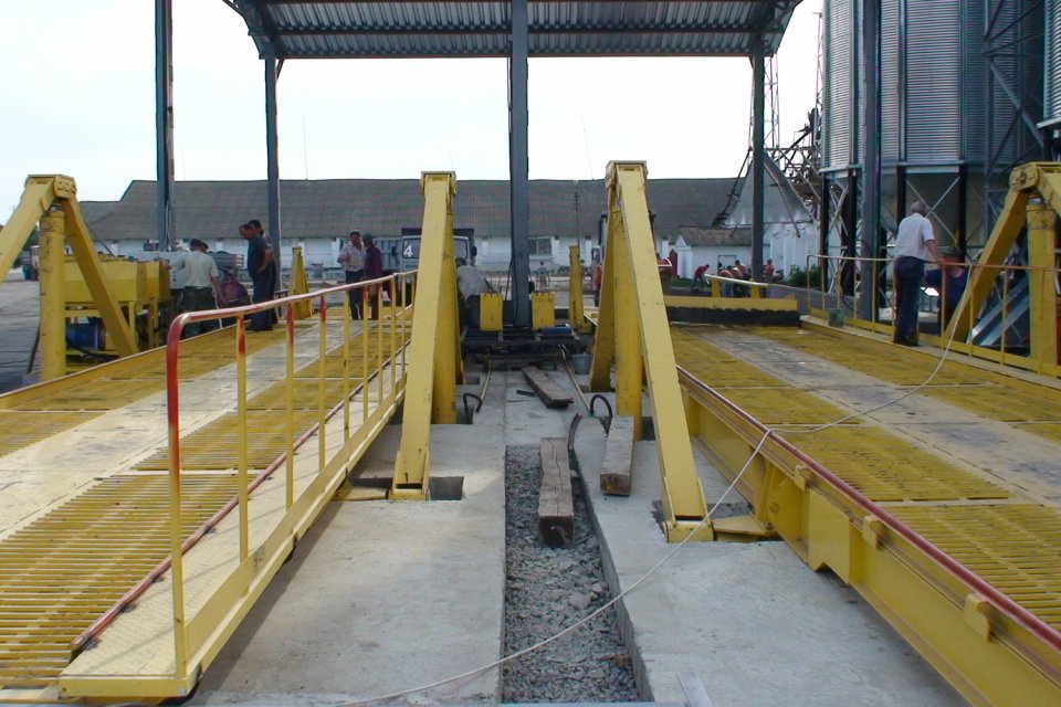 Автомобілерозвантажувач РАГ-65