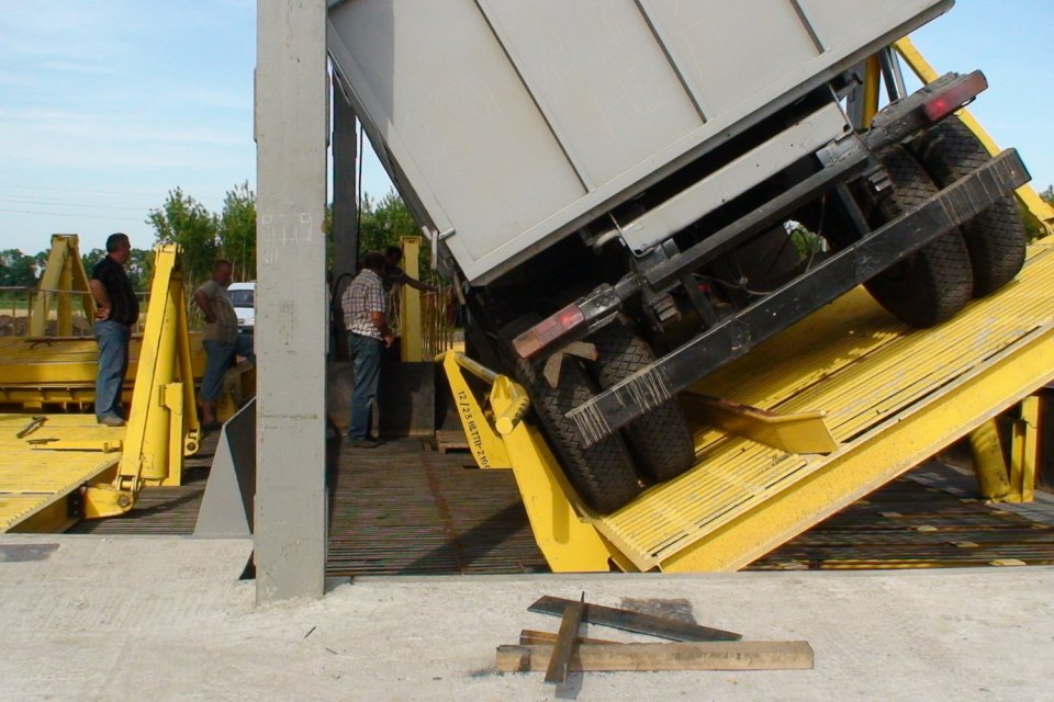 Автомобілерозвантажувач РАГ-65