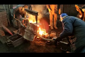 Розлив чавуну в ливарному цеху