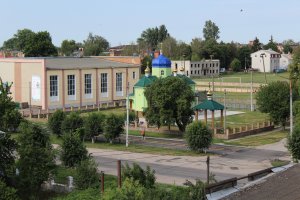 Вигляд на стадіон та церкву з даху складального цеху